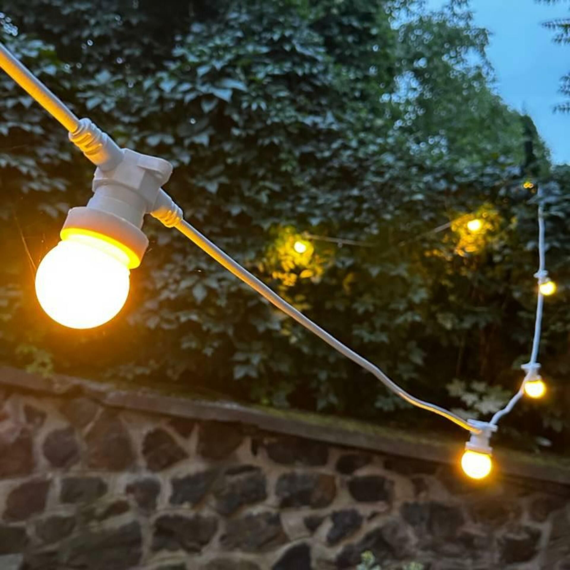 DecoLED Světelná girlanda s vyměnitelnými žárovkami - 50 m, 50 objímek - bílý kabel GLNX050