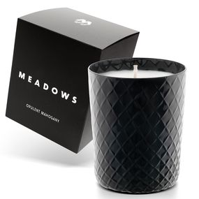 MEADOWS Vonná sviečka Meadows Opulent Mahagony 200 g