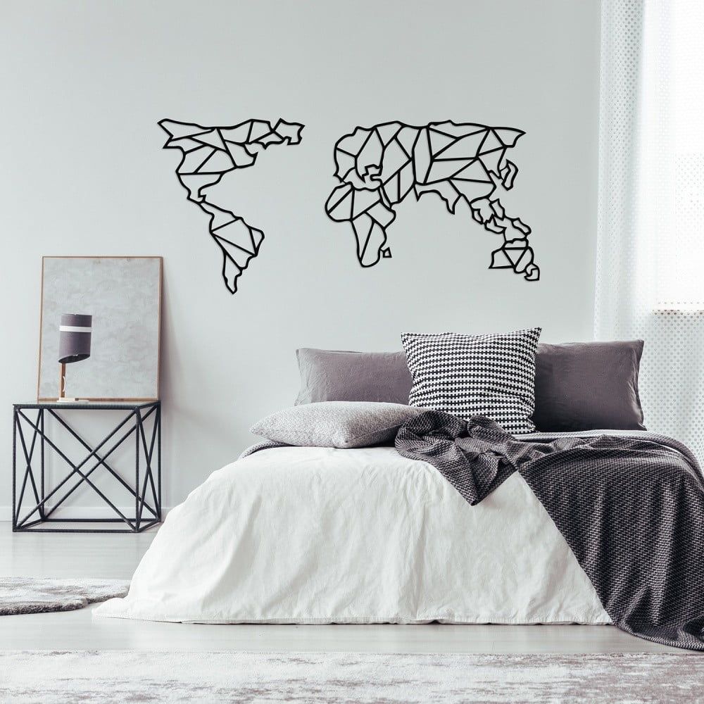 Čierna kovová nástenná dekorácia Geometric World Map, 120 × 58 cm