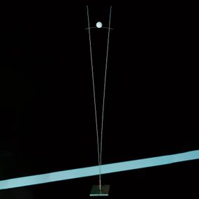 Ingo Maurer Ilios – stojaca lampa striebro, Obývacia izba / jedáleň, kov, sklo, GY6.35, 35W, K: 190cm