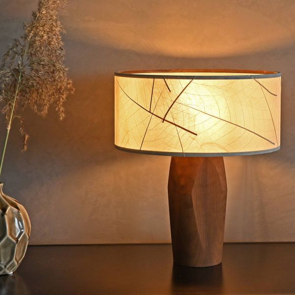 LeuchtNatur Pura stolová LED lampa orech/listy, Obývacia izba / jedáleň, drevo, gumovníkové listy, E27, 7W, K: 33cm