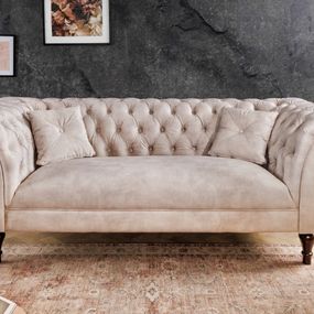 Estila Chesterfield trojsedačka Paris so zamatovým čalúnením v šampanskej farbe s masívnymi vyrezávanými nožičkami 225cm