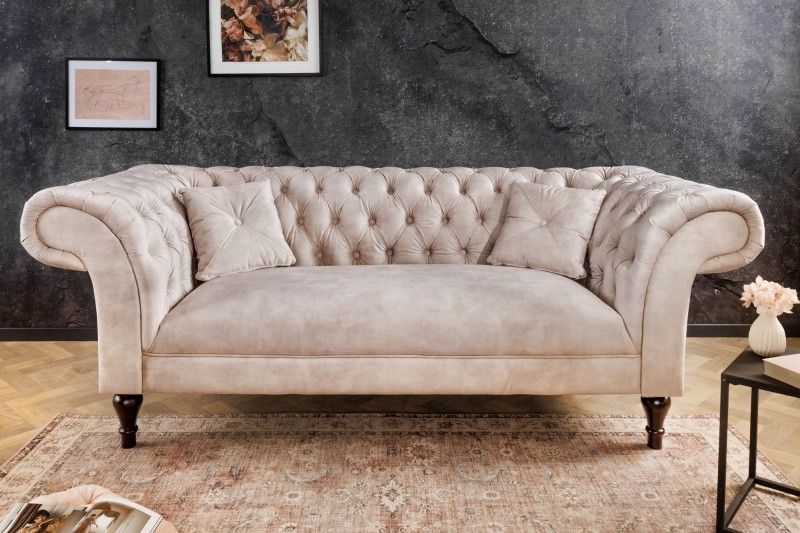 Estila Chesterfield trojsedačka Paris so zamatovým čalúnením v šampanskej farbe s masívnymi vyrezávanými nožičkami 225cm