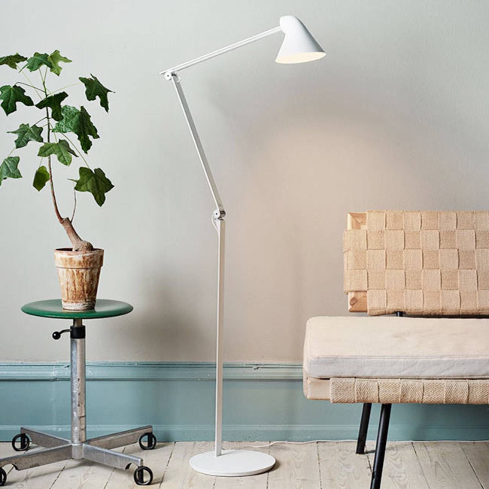 Louis Poulsen NJP stojaca LED lampa, 2 700 K biela, Obývacia izba / jedáleň, anodizovaný hliník, oceľ, 10W, K: 121.8cm