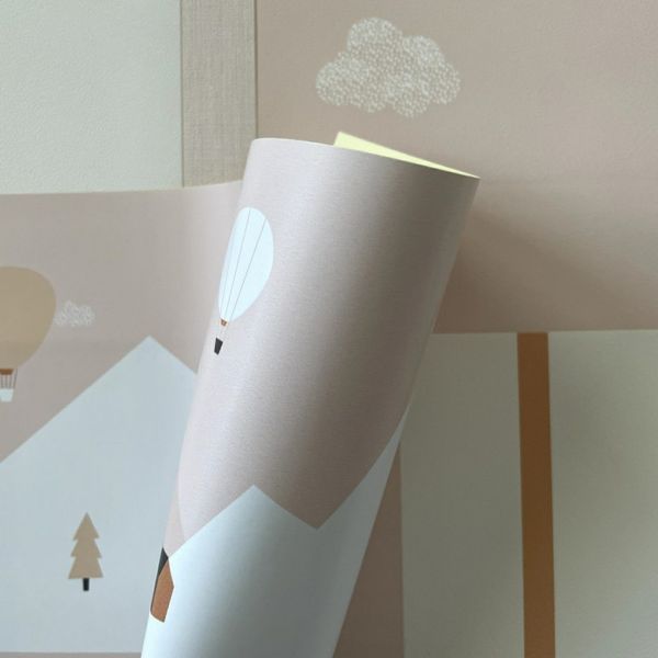 7501-3 ICH Wallcoverings detská samolepiaca ružová bordúra na stenu z kolekcie Noa 2025 hory, balóny, veľkosť 16 cm x 5 m