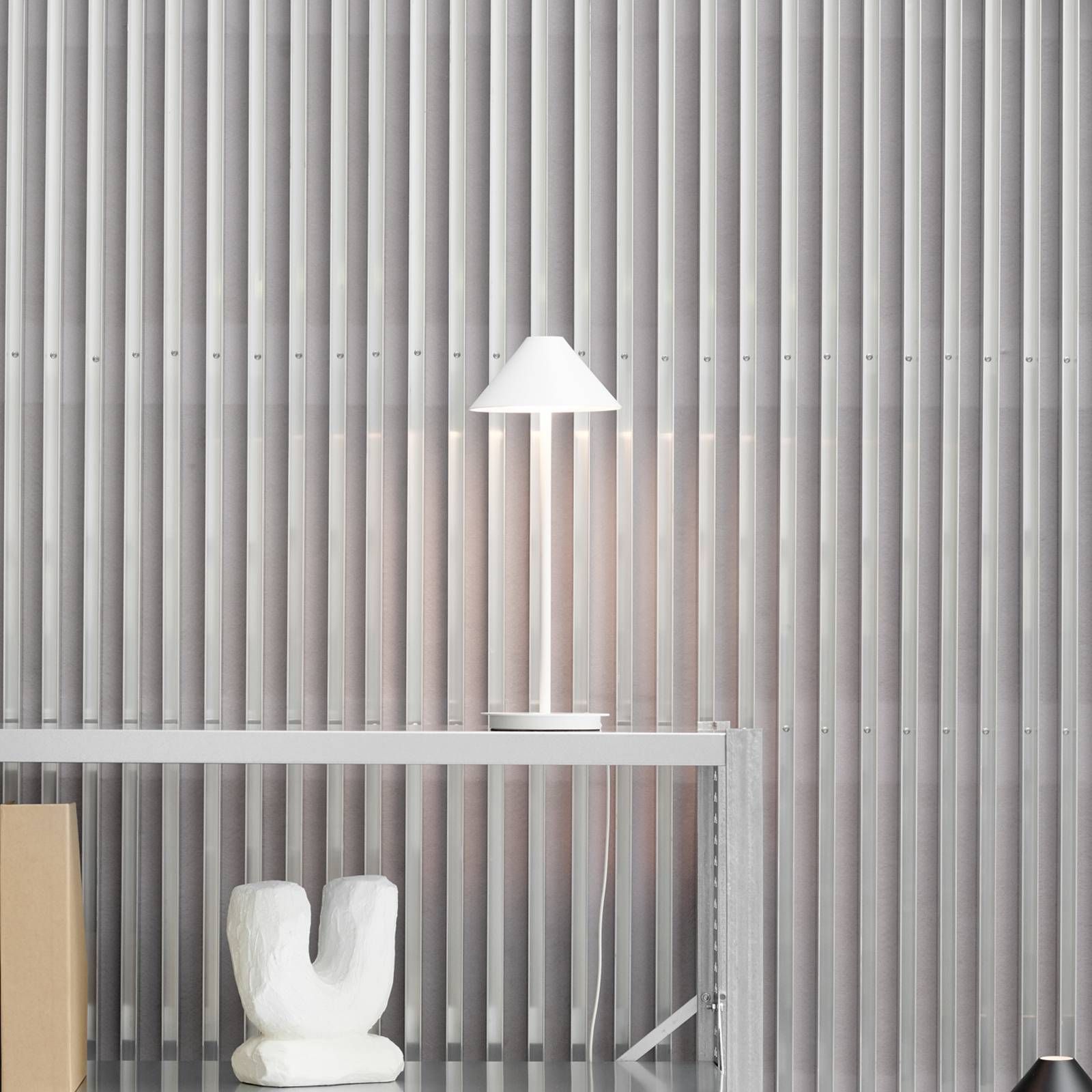 Louis Poulsen Keglen stolová lampa 3 000 K biela, Obývacia izba / jedáleň, hliník, železo, polykarbonát, 8.5W, K: 44cm