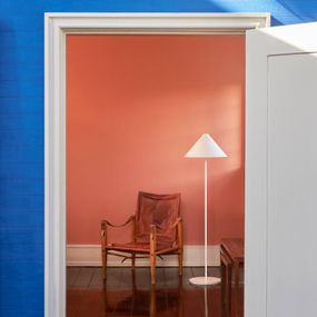 Louis Poulsen Keglen stojaca dim-to-warm biela, Obývacia izba / jedáleň, hliník, železo, polykarbonát, 8.5W, K: 138cm