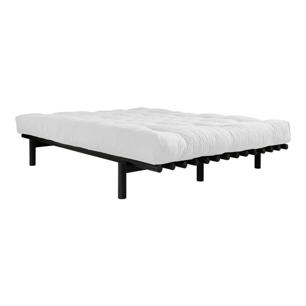 Dvojlôžková posteľ z borovicového dreva s matracom Karup Design Pace Comfort Mat Black/Natural, 140 × 200 cm