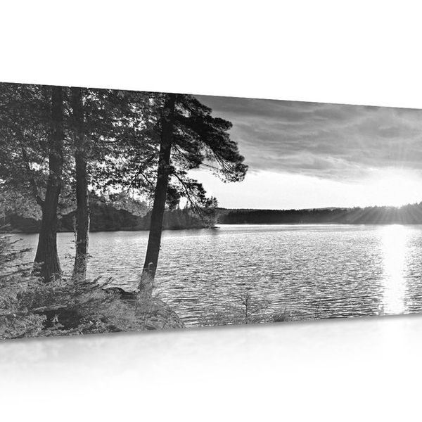 Obraz západ slnka nad jazerom v čiernobielom prevedení - 100x50