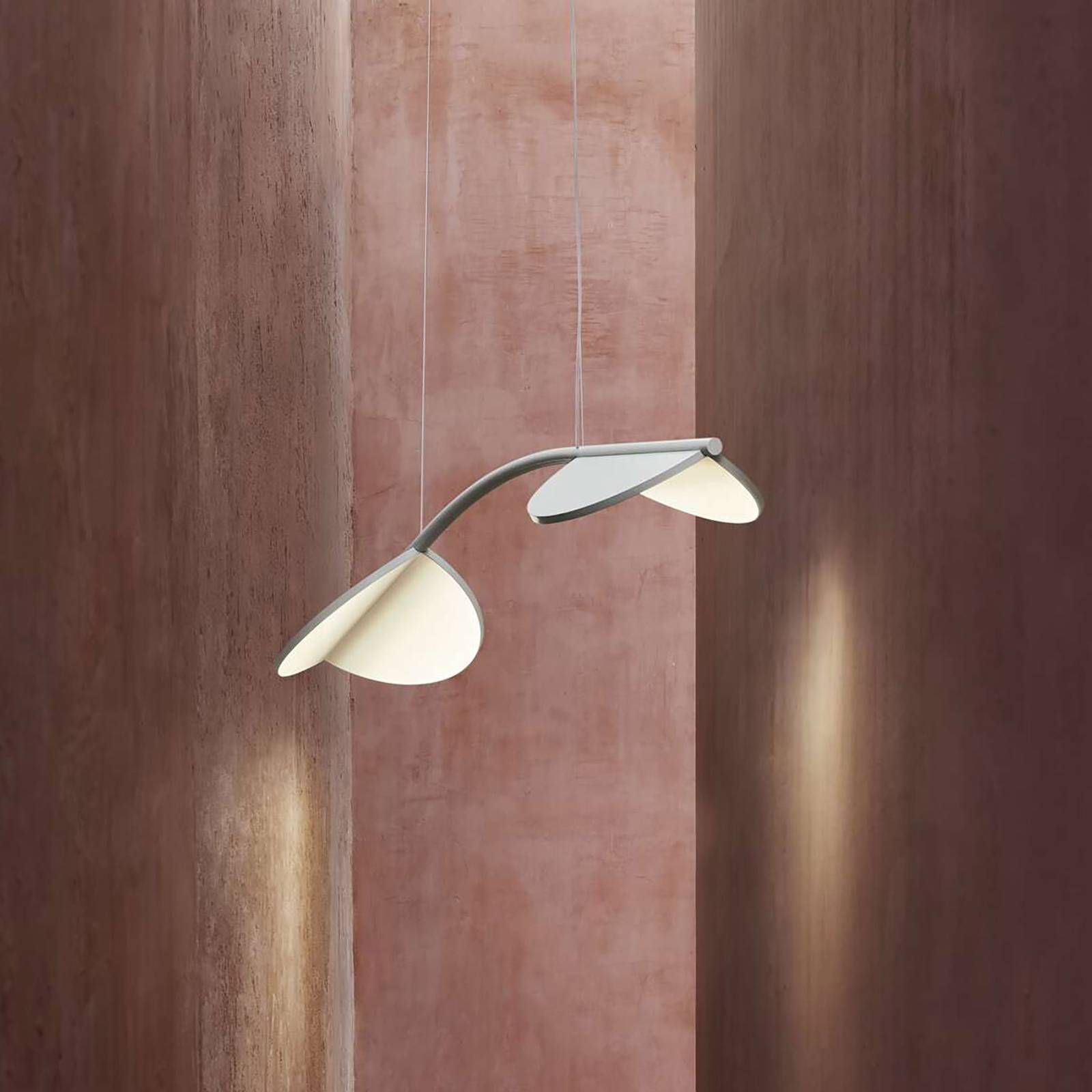 FLOS Almendra Arch závesné LED svetlo krátke biela, Obývacia izba / jedáleň, hliník, 30W, P: 115.2 cm, L: 32.37 cm, K: 18.07cm
