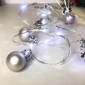 Reťaz MagicHome Vianoce Ball, 20x LED studená biela, s guľami a vločkami, strieborná, 2xAA, jednoduché svietenie, osvetlenie, L-1,9 m