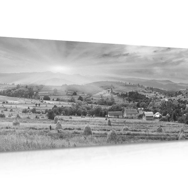 Obraz stohy sena v karpatských horách v čiernobielom prevedení