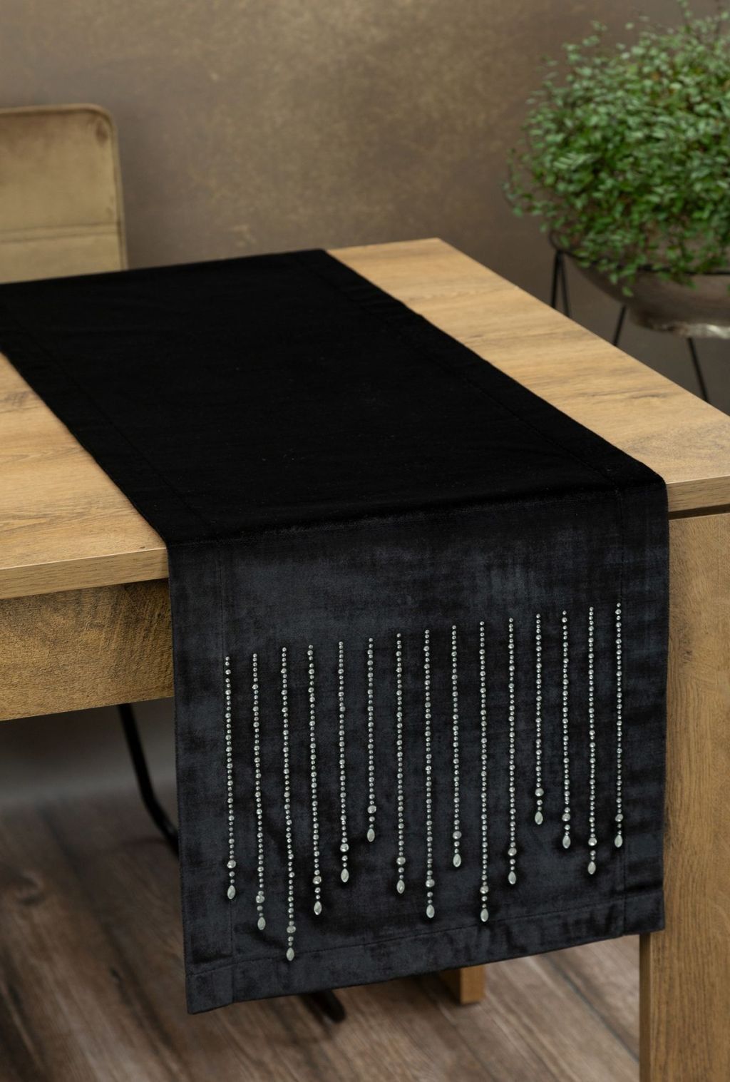 DomTextilu Luxusný zamatový stredový obrus v čiernej farbe s detailom kamienkov 47428-219298 Čierna