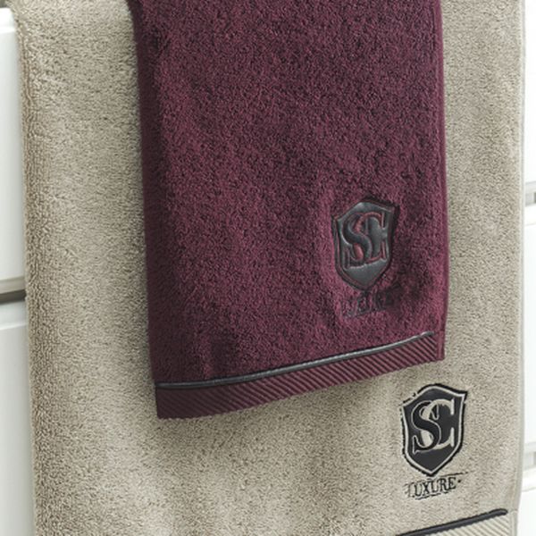 Soft Cotton Malý uterák LUXURY 32x50 cm. Malý uterák LUXURY zo 100% česanej bavlny je v ponuke v dvoch veľmi zaujímavých farbách: Bordo a béžovej. Bordo