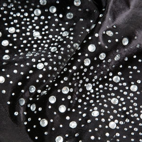 DomTextilu Luxsný zamatový stredový obrus v čiernej farbe s perličkami 54123-233699 Čierna