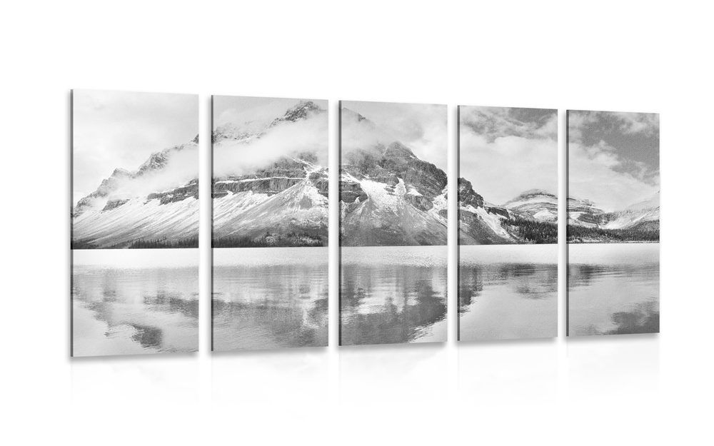5-dielny obraz jazero poblíž nádhernej hory v čiernobielom prevedení