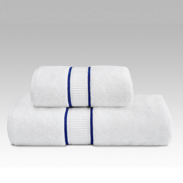 Soft Cotton Osušky PREMIUM 92x160 cm. Osuška je vyrobená z vysoko kvalitnej 100% česanej bavlny Rich Soft o gramáži 580 g/m2. Jej rozmery sú veľkorysé 85x150 cm. Biela / modrá výšivka