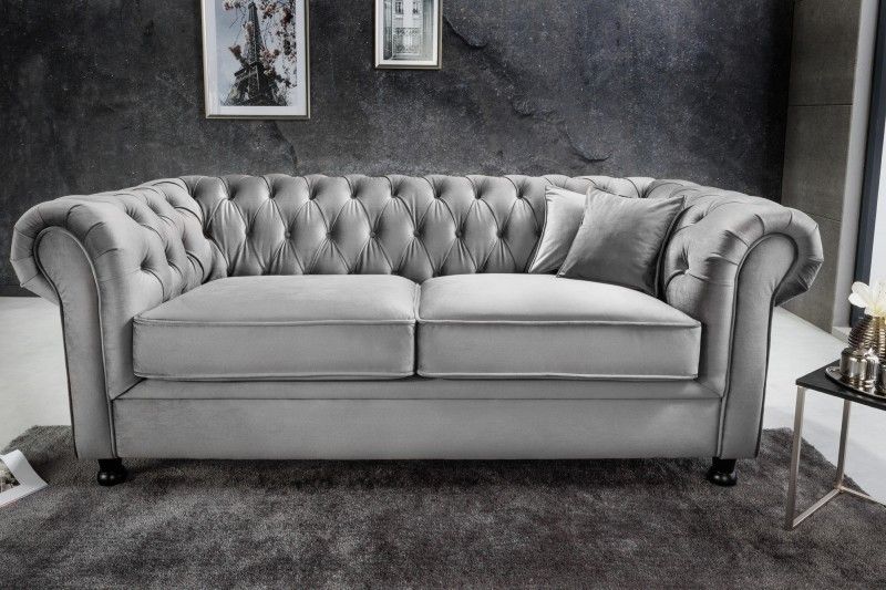 Estila Chesterfield štýlová trojsedačka Milenna so strieborným zamatovým čalúnením na čiernych nožičkách 190cm