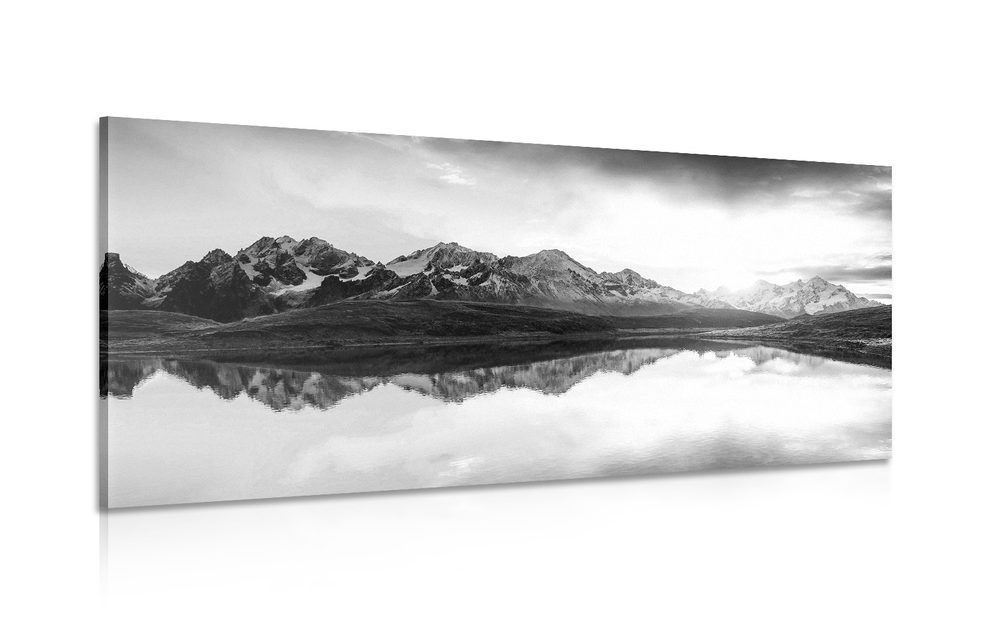 Obraz oslnivý západ slnka nad horským jazerom v čiernobielom prevedení - 120x60