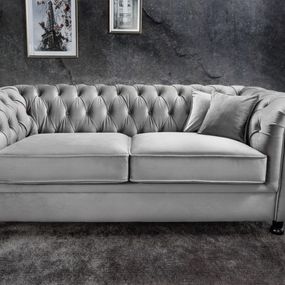 Estila Chesterfield štýlová trojsedačka Milenna so strieborným zamatovým čalúnením na čiernych nožičkách 190cm