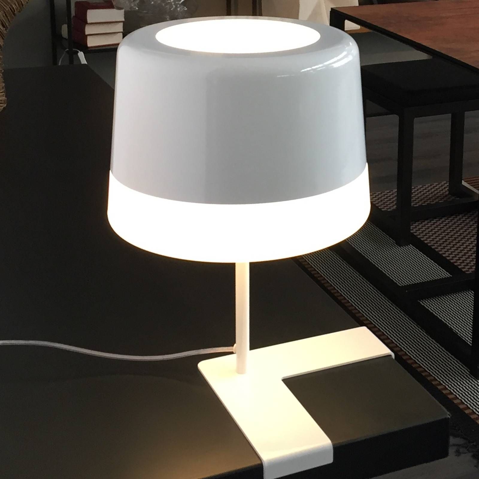 Prandina Gift T1 stolová lampa biela rohová montáž, Obývacia izba / jedáleň, oceľ, polyetylén, E27, 15W, K: 43cm