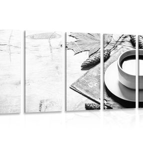 5-dielny obraz šálka kávy v jesennom nádychu v čiernobielom prevedení