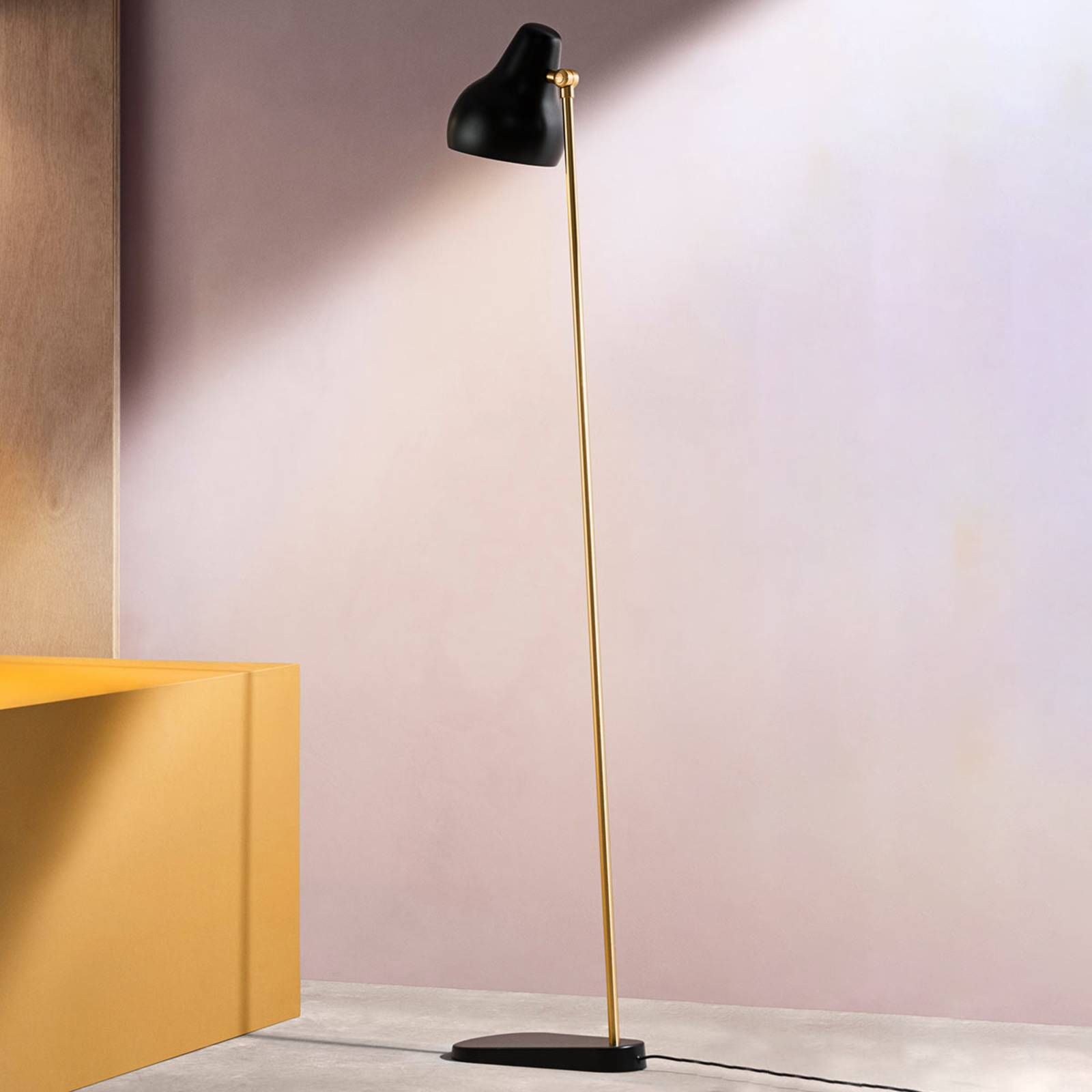Louis Poulsen VL38 – stojaca LED lampa, čierna, Obývacia izba / jedáleň, hliník, mosadz, 10W, K: 120cm