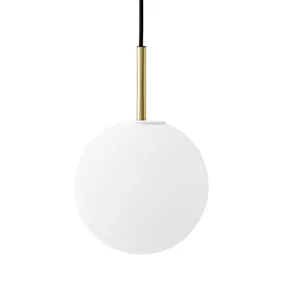 Audo Copenhagen TR Bulb LED svietidlo 1-pl. mosadz/opál matná, Obývacia izba / jedáleň, mosadz, opálové sklo, E27, 7.2W, Energialuokka: F, K: 22cm