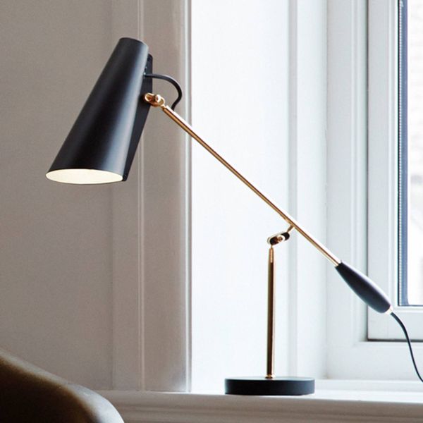 Northern Birdy – stolná lampa v čiernej/mosadznej, Obývacia izba / jedáleň, hliník, oceľ, E27, 60W, K: 43cm