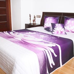 DomTextilu Prehoz na posteľ bielej farby s motívom fialového kvetu Šírka: 220 cm | Dĺžka: 240 cm 2933-131070