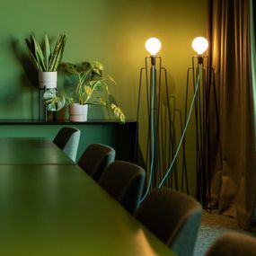 GRUPA Model M1 LED lampa čierna, kábel biela, Obývacia izba / jedáleň, oceľ, sklo, E14, 4W, P: 27 cm, L: 27 cm, K: 147cm