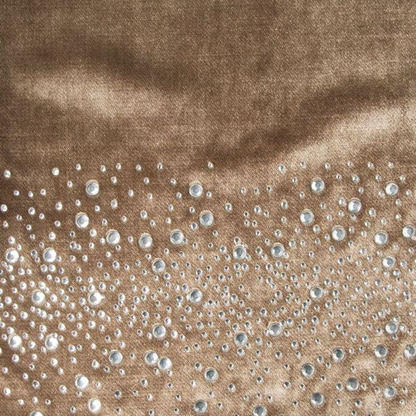 DomTextilu Luxsný zamatový stredový obrus v béžovej farbe s perličkami 54120-233691 Béžová