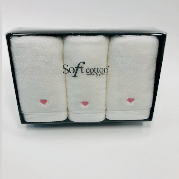Soft Cotton Malé uteráky MICRO LOVE 30x50 cm. Jemný, napriek tomu pútavý dizajn so srdiečkami z tej najjemnejšej bavlny. Biela / modré srdiečka