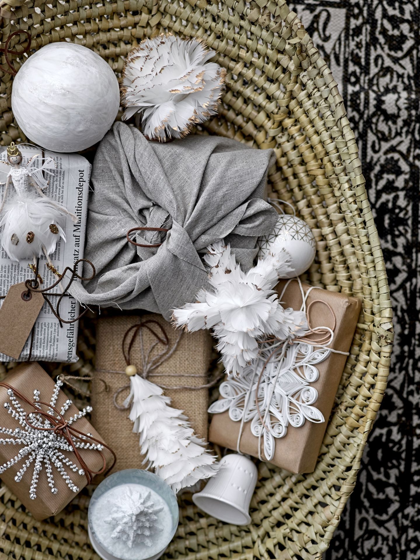 Bloomingville Vianočná ozdoba Feather Grey/ White 14 cm Biela