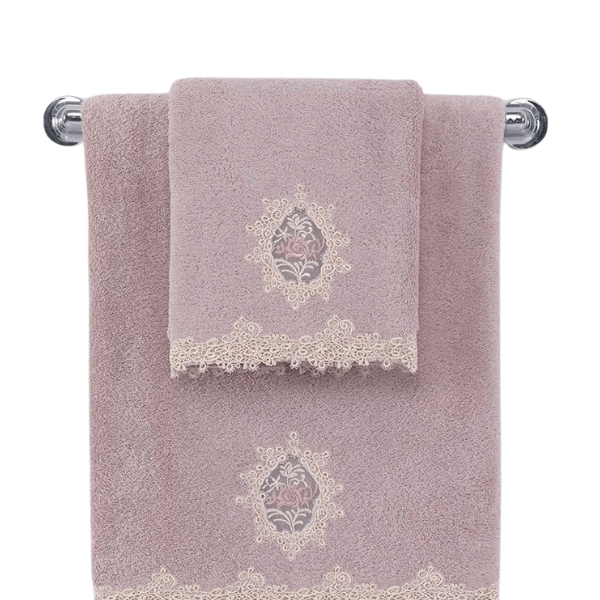 Soft Cotton Uterák DESTAN s čipkou 50x100cm. Froté uteráky DESTAN s čipkou, vyrobené zo 100% česanej bavlny, savé a mäkké s antibakteriálnou ochranou. Fialová / Lila