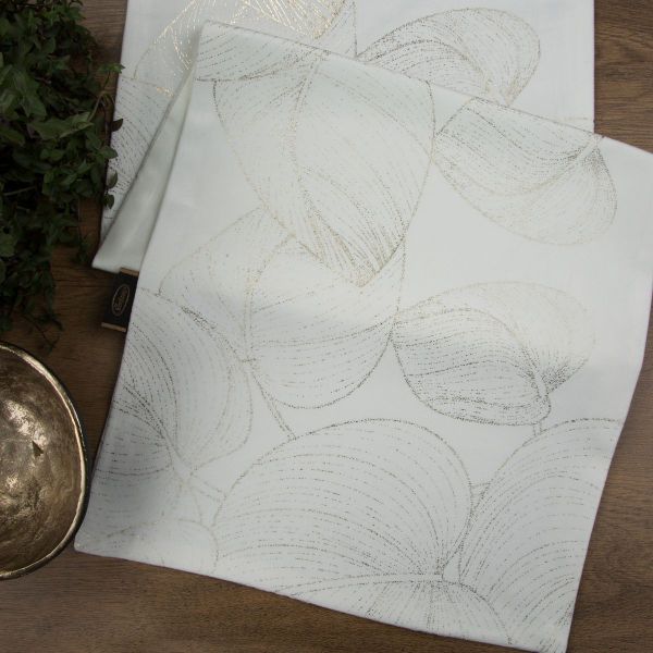 DomTextilu Zamatový stredový obrus s lesklou potlačou listov bielej farby 68656-244349 Biela