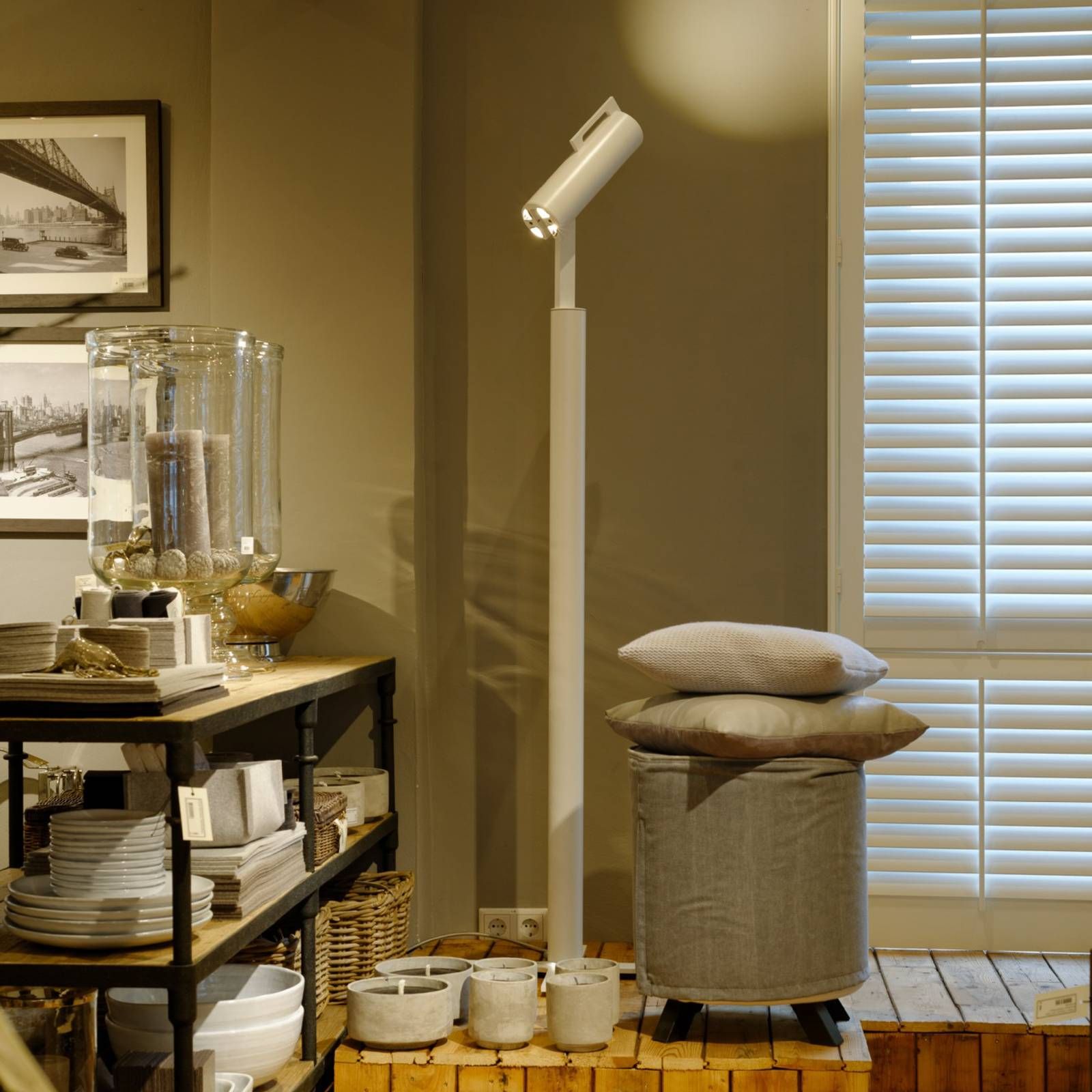 BYOK Barrone stojaca LED lampa stmievateľná, biela, Obývacia izba / jedáleň, hliník, K: 176cm