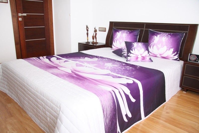 DomTextilu Prehoz na posteľ bielej farby s motívom fialového kvetu Šírka: 220 cm | Dĺžka: 240 cm 2933-131070