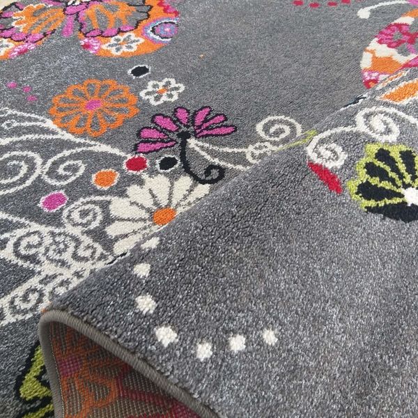 DomTextilu Moderný koberec do detskej izby v sivej farbe s dokonalým motívom motýľov 64146-238335