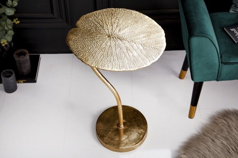 Estila Art-deco štýlový príručný stolík Zapalota z kovu v tvare listu v zlatej farbe 40cm