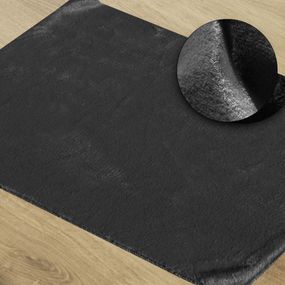 DomTextilu Zamatovo jemný čierny kúpeľňový plyšový koberec 50 x 70 cm 49062