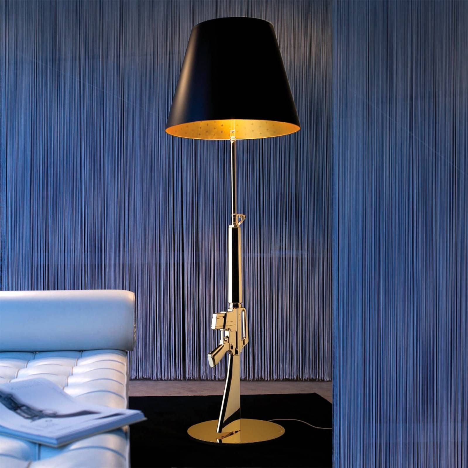 FLOS Lounge Gun – stojaca lampa, zlato-čierna, Obývacia izba / jedáleň, hliník, papier upravený plastom, E27, 205W, K: 169.4cm