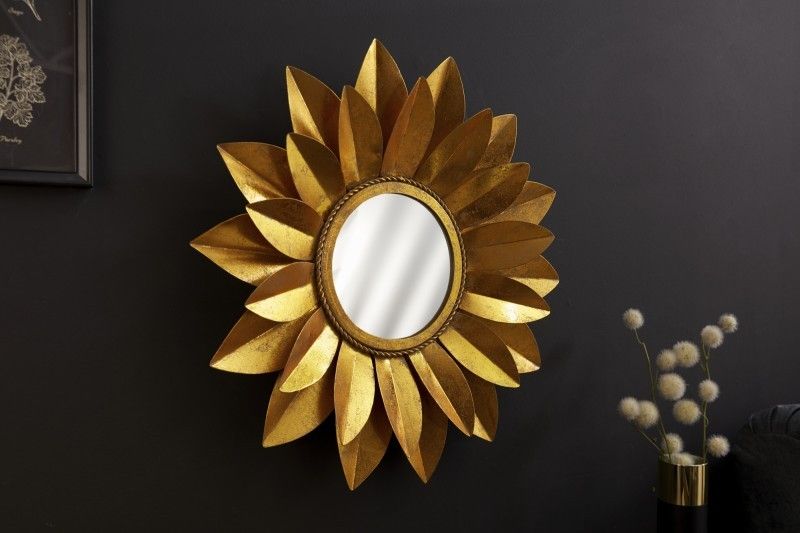 Estila Orientálna kruhové nástenné zrkadlo Slnečnica so zlatým kovovým rámom v tvare lupeňov 60cm