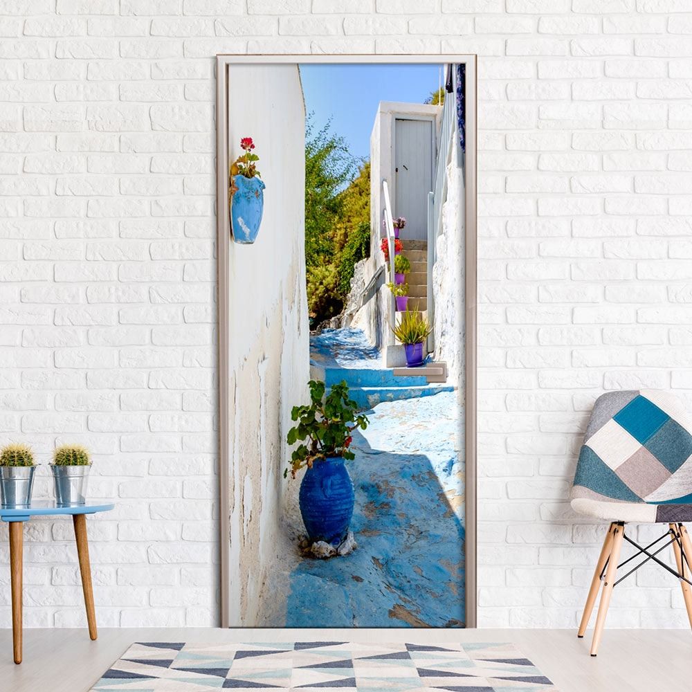 Fototapeta na dvere s motívom uličky s modrým chodníkom