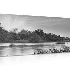 Obraz východ slnka pri rieke v čiernobielom prevedení