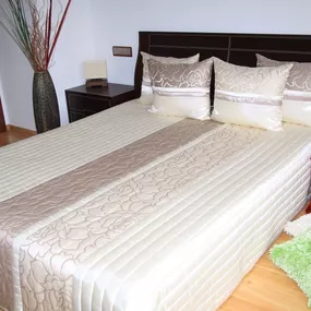 DomTextilu Béžový elegantný prehoz na posteľ Šírka: 240 cm | Dĺžka: 260 cm 59358-154211