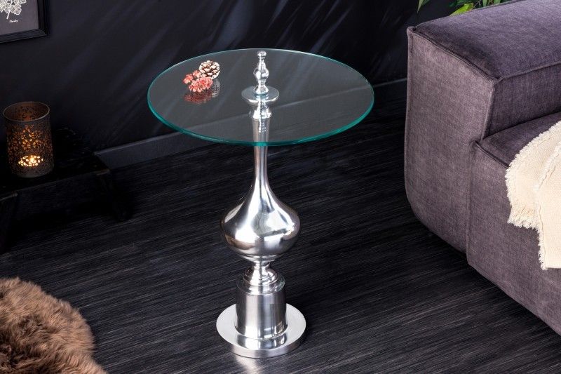 Estila Dizajnový príručný stolík Marietta s okrúhlou sklenenou vrchnou doskou a ozdobnou striebornou podstavou 65cm