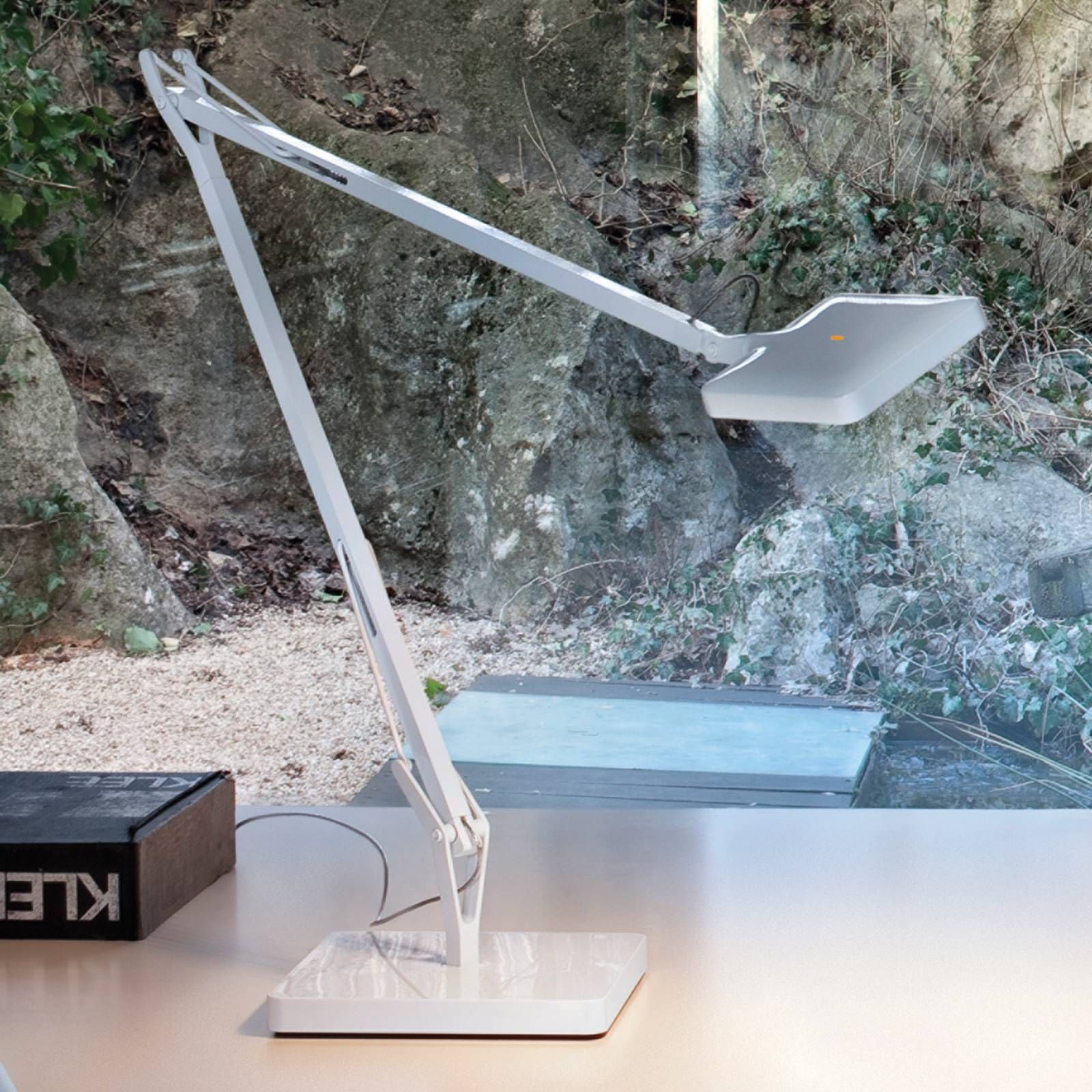 FLOS Kelvin Edge biela LED lampa na písací stôl, Pracovňa / Kancelária, hliník, 8W, K: 88cm