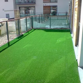 Trávny koberec umelý vonkajší (outdoor) - neúčtujú sa zvyšky z role - Spodná časť bez nopov (na mäkké podklady) cm
