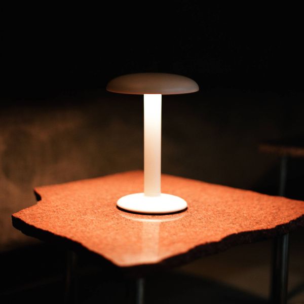 FLOS Gustave stolová LED lampa, batéria 927 biela, hliník, plast, 2.5W, K: 23cm